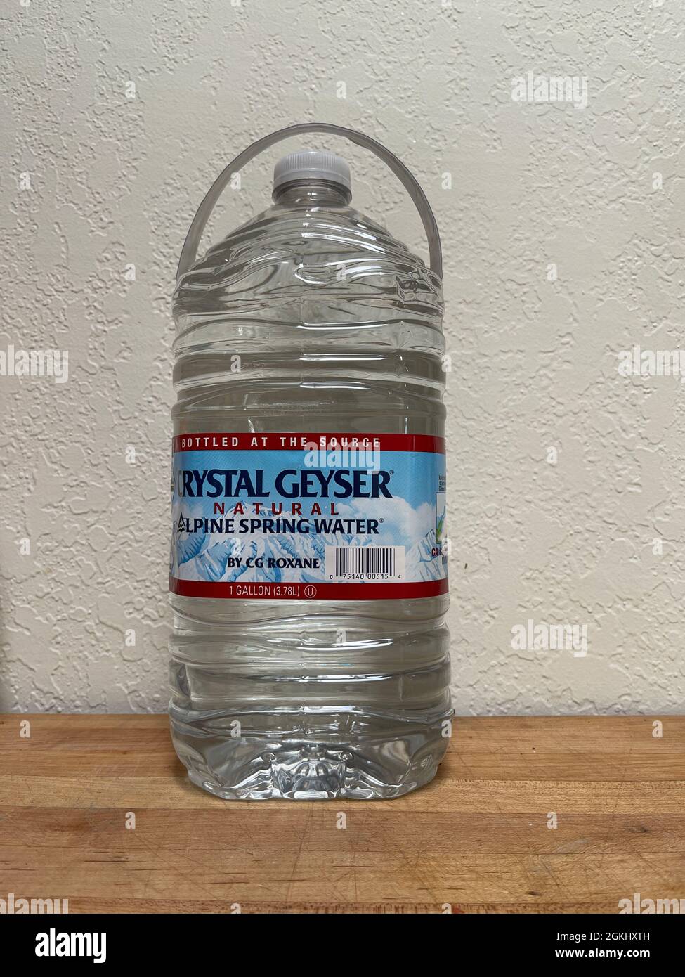 Une bouteille d'eau de source Crystal Geyser d'un gallon Banque D'Images