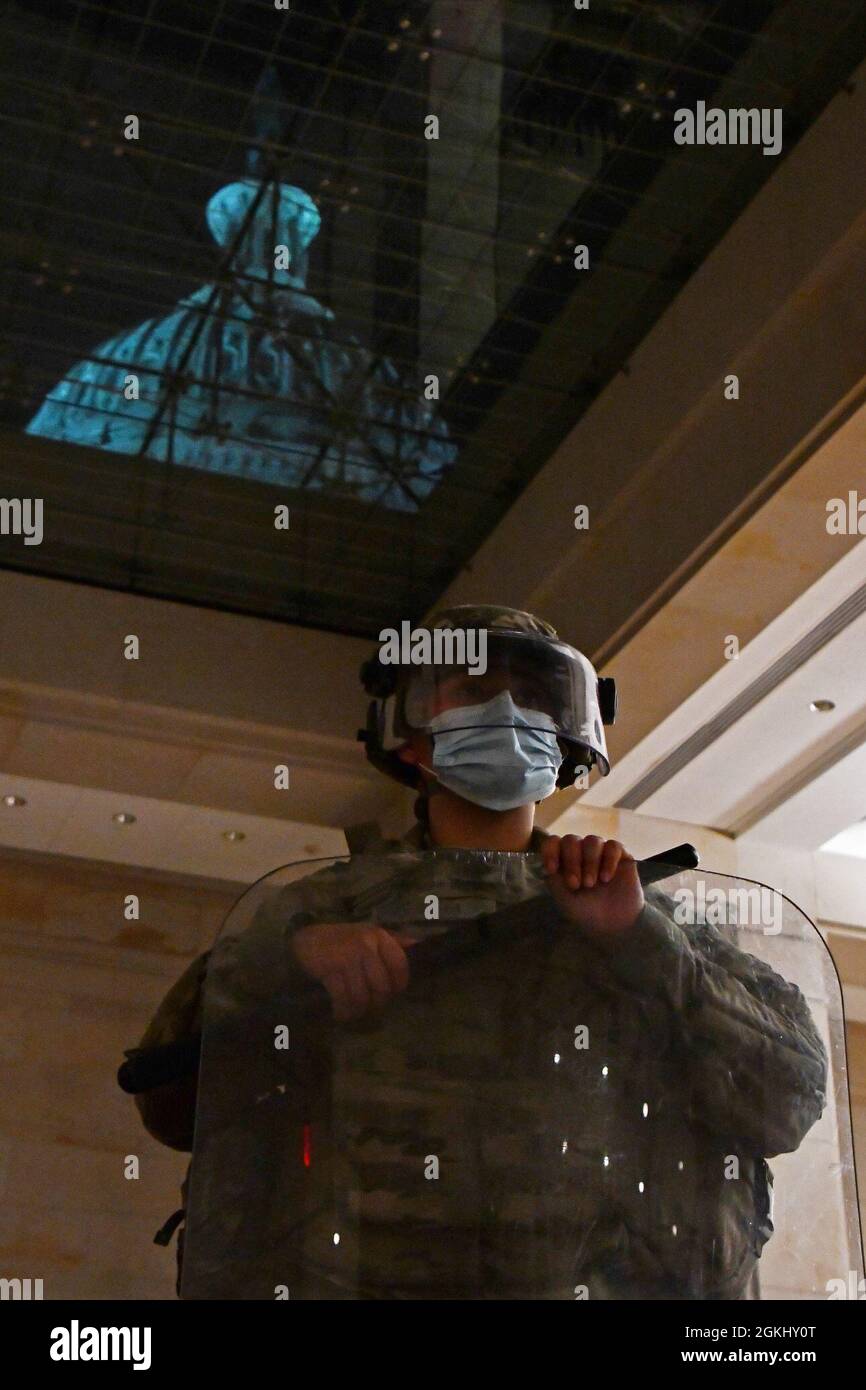 PFC aux États-Unis. Katheryne Rubio, 272e Compagnie chimique, Garde nationale de l'Armée du Massachusetts, pose une photo dans le bâtiment du Capitole à Washington, D.C., le 27 avril 2021. Depuis janvier, des unités de la Garde nationale de l'Armée de terre et de l'Air de tout le pays ont fourni un soutien continu en matière de sécurité, de communication, de santé, d'évacuation, de logistique et de sécurité aux autorités civiles de la capitale. Banque D'Images