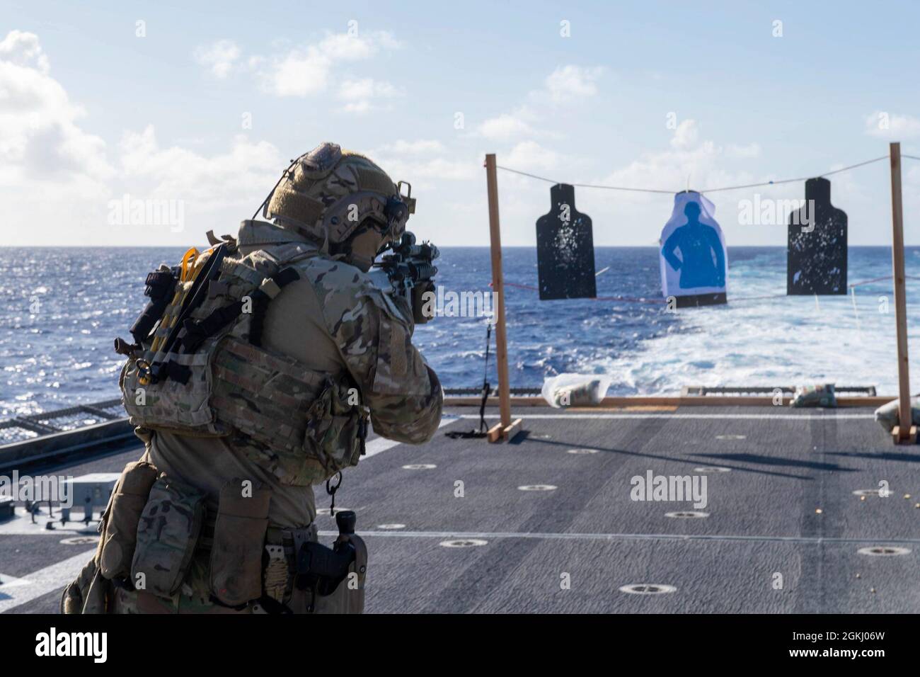 OCÉAN PACIFIQUE (28 avril 2021) Un membre du Détachement 104 de la police de la Garde côtière des États-Unis mène une formation sur les armes à feu à bord du navire de combat littoral version Independence USS Charleston (LCS 18), avril 28. Charleston fait partie de l'Initiative de sécurité maritime de l'Océanie (OMSI), un programme du Secrétaire à la Défense qui exploite les actifs du Ministère de la Défense transitant dans la région pour accroître la sensibilisation du domaine maritime de la Garde côtière, en soutenant finalement son opération d'application de la loi maritime en Océanie. Banque D'Images