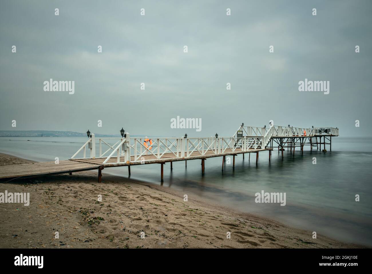 Jetée en bois et balustrades en aluminium blanc sur la plage de Tekirdag, dans la mer de marmara Banque D'Images