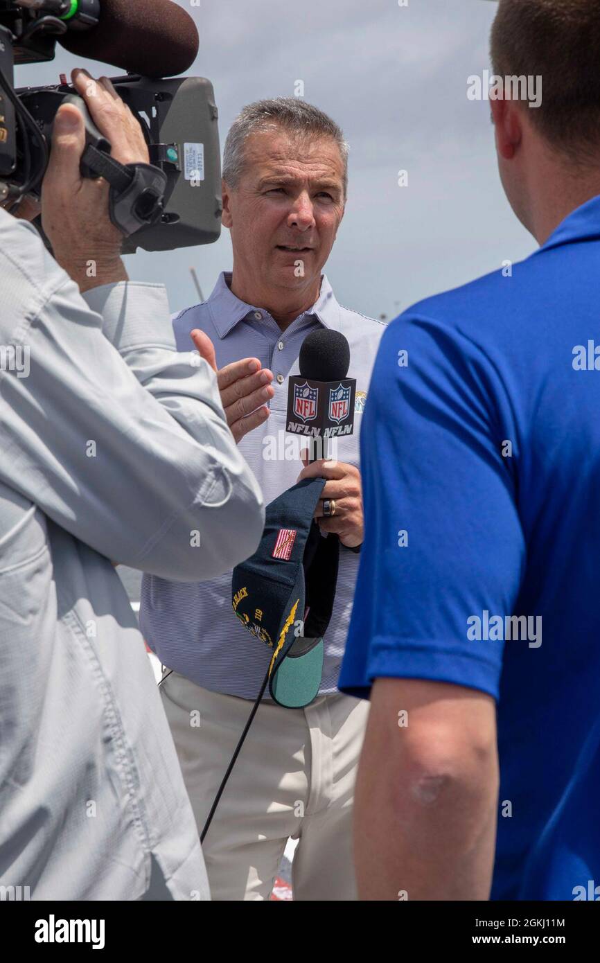 210428-N-KK394-1233 STATION NAVALE MAYPORT, Floride (28 avril 2021) l'entraîneur-chef de Jacksonville Jaguars Urban Meyer s'adresse à divers médias à bord du destroyer à missiles guidés de classe Arleigh-Burke USS Delbert D. Black (DDG 119). L’entraîneur Meyer s’est adressé au contingent d’équipage du navire sur le FO’it’sle, a échangé des pièces de monnaie et des casquettes et a signé des autographes. Banque D'Images