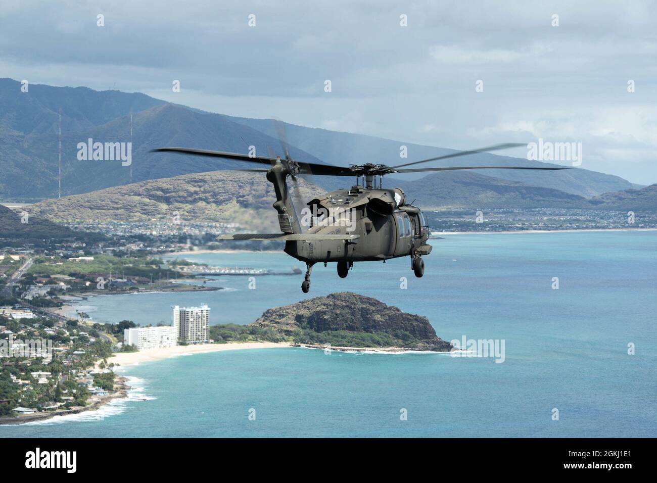 Un UH-60 Black Hawk survole le côté ouest O'ahu, Hawaii, le 27 avril 2021. Le général de l’armée américaine Michael X. Garrett, commandant du Commandement des forces armées des États-Unis, a visité la 25e Division d’infanterie pour discuter de sujets d’actualité, comme le 25e ID Squad leader Forum et les initiatives « People First », ainsi que pour voir les capacités de l’Académie Lightning. Banque D'Images