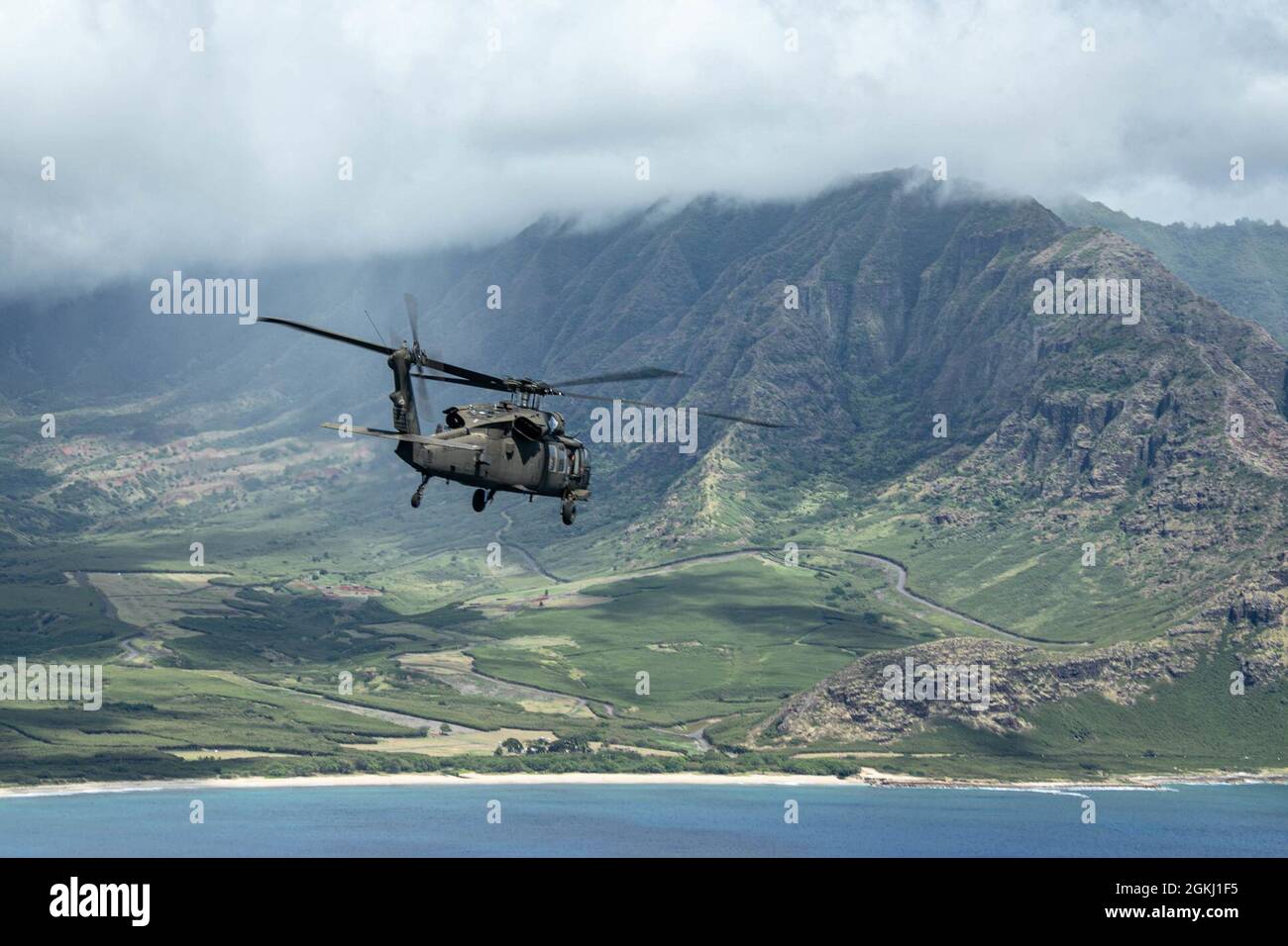 Un UH-60 Black Hawk survole le côté ouest O'ahu, Hawaii, le 27 avril 2021. Le général de l’armée américaine Michael X. Garrett, commandant du Commandement des forces armées des États-Unis, a visité la 25e Division d’infanterie pour discuter de sujets d’actualité, comme le 25e ID Squad leader Forum et les initiatives « People First », ainsi que pour voir les capacités de l’Académie Lightning. Banque D'Images