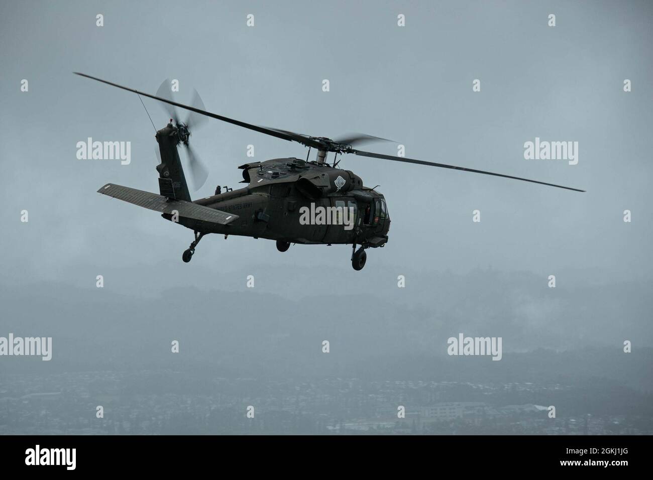 Un UH-60 Black Hawk s'éverbe pendant une période de pluie au-dessus de la caserne Schofield, Hawaii, le 27 avril 2021. Le général de l’armée américaine Michael X. Garrett, commandant du Commandement des forces armées des États-Unis, a visité la 25e Division d’infanterie pour discuter de sujets d’actualité, comme le 25e ID Squad leader Forum et les initiatives « People First », ainsi que pour voir les capacités de l’Académie Lightning. Banque D'Images