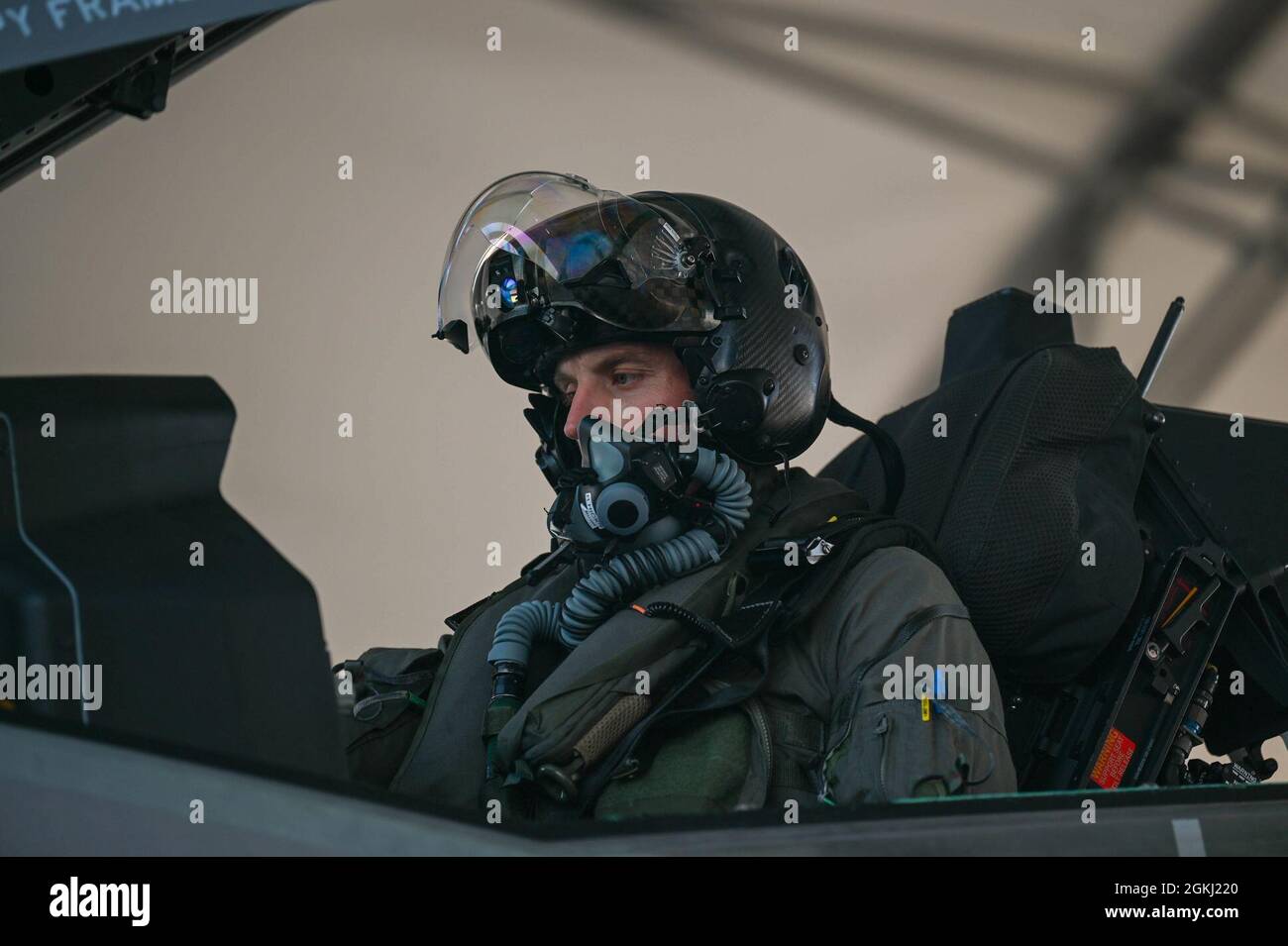 Le major de la Force aérienne des États-Unis Robert Hicks, pilote du 58e Escadron de chasseurs, se prépare à une opération de vol de nuit le 28 avril 2021, à la base aérienne d'Eglin, en Floride. Le vol de nuit permet aux pilotes de voler dans des conditions de faible éclairage et de maintenir leurs qualifications. Banque D'Images