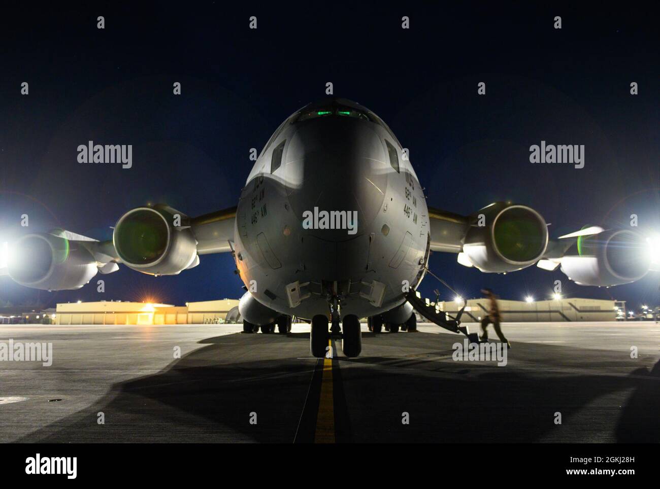 Un Airman monte à bord d'un C-17 Globemaster III à partir de la base conjointe Lewis-McChord (Washington), sur la ligne de vol de la base aérienne de Mountain Home (Idaho), le 27 avril 2021. Le C-17 a joué un rôle de premier plan dans l'exercice Rainier War en assurant une distribution rapide des capacités défensives et offensives aux zones simulées pendant l'entraînement. Banque D'Images