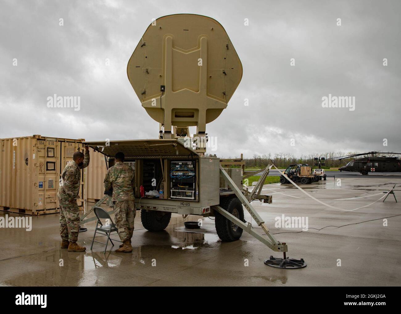 L'Adjudant de l'armée américaine Marcus Henry, à gauche, et le SPC. Jason Farrison dépannez un terminal transportable par satellite pour établir des communications par satellite à l'aérodrome de l'Armée de Himsel, Camp Atterbury joint Manordery Training Centre, Ind., 29 avril 2021. Henry et Farrison ont été à la tête des communications au cours de la deuxième itération de l’exercice Guardian Response 21, un exercice multicomposante d’intervention d’urgence à domicile mené par la 78e Division d’instruction de la Réserve de l’Armée de terre. Banque D'Images