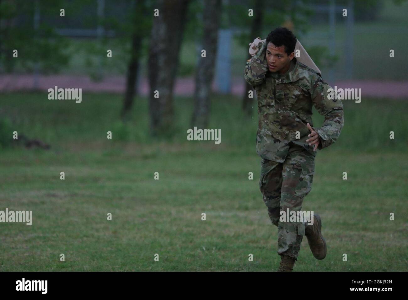 Un soldat du 303e Bataillon des renseignements militaires porte une véritable calaque pendant la compétition de la coupe des commandants, fort Hood, Texas, le 28 avril 2021. La Commanders Cup est une compétition annuelle au cours de laquelle le gagnant reçoit un longhorn et un streamer pour la société gagnante. Banque D'Images