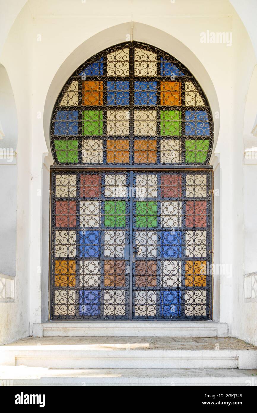 Porte de style architectural arabe avec arche caractéristique, clôture en fonte et verre coloré Banque D'Images