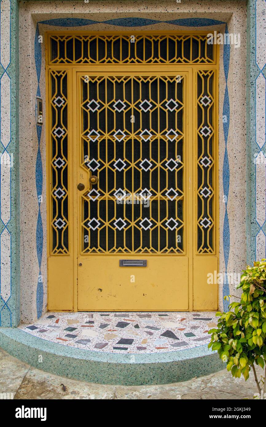 Porte métallique d'un immeuble résidentiel traditionnel dans le centre de Tanger, au Maroc Banque D'Images