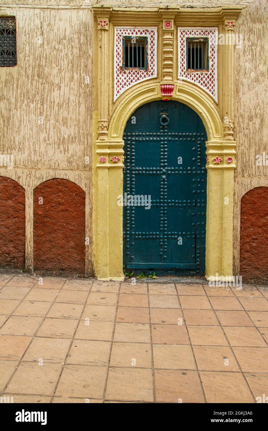 Maison unifamiliale dans le centre ville de Rabat au Maroc, tons jaunes, détails rouges et porte verte Banque D'Images