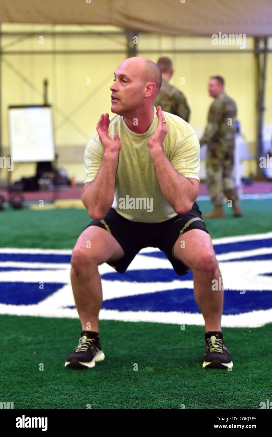 BASE AÉRIENNE DE SCHRIEVER, Colorado -- lance Thibault, chef senior inscrit au Centre national de la Défense spatiale, complète les squats aériens pendant la séance d'entraînement physique mensuelle des guerriers du Commandement spatial américain sur la piste de course intérieure de la base aérienne de Schriever, le 28 avril. Les équipes de la Force opérationnelle interarmées de défense spatiale et de l'USSPACECOM ont effectué plusieurs courses ainsi que des centaines de pompes, de rameurs, de presses à tête et de squats aériens. Banque D'Images