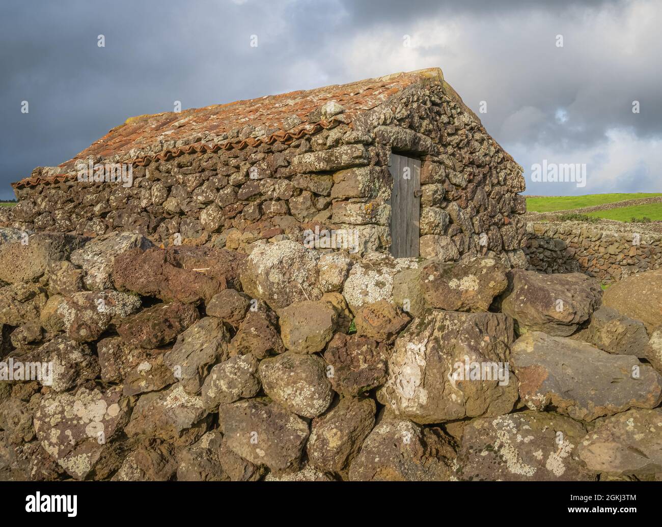 Bâtiment en pierre d'aspect ancien et clôtures sur une ferme à Terceira, dans les Açores Banque D'Images