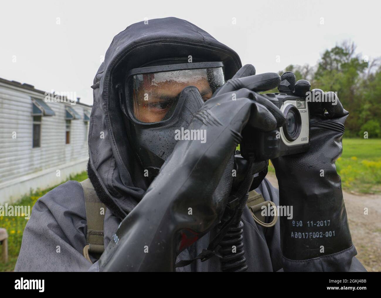 210429-N-PC620-0296 BUTLERVILLE, Ind. (29 avril 2021) Sgt. Ronaldo Rojas, affecté à la 21e Chemical Company, prend des photographies de destructions simulées lors de la reconnaissance d'une zone présentant une contamination chimique, biologique, radiologique ou nucléaire au cours d'opérations de recherche et de sauvetage en milieu urbain dans le cadre de l'exercice Guardian Response 21 (GR 21) au Muscatatuck Urban Training Center, Indiana, le 29 avril 2021. Le GR 21 est un exercice annuel utilisé pour former et évaluer l'entreprise d'intervention chimique, biologique, radiologique et nucléaire (CBRN) du ministère de la Défense. Une fois l'opération terminée Banque D'Images