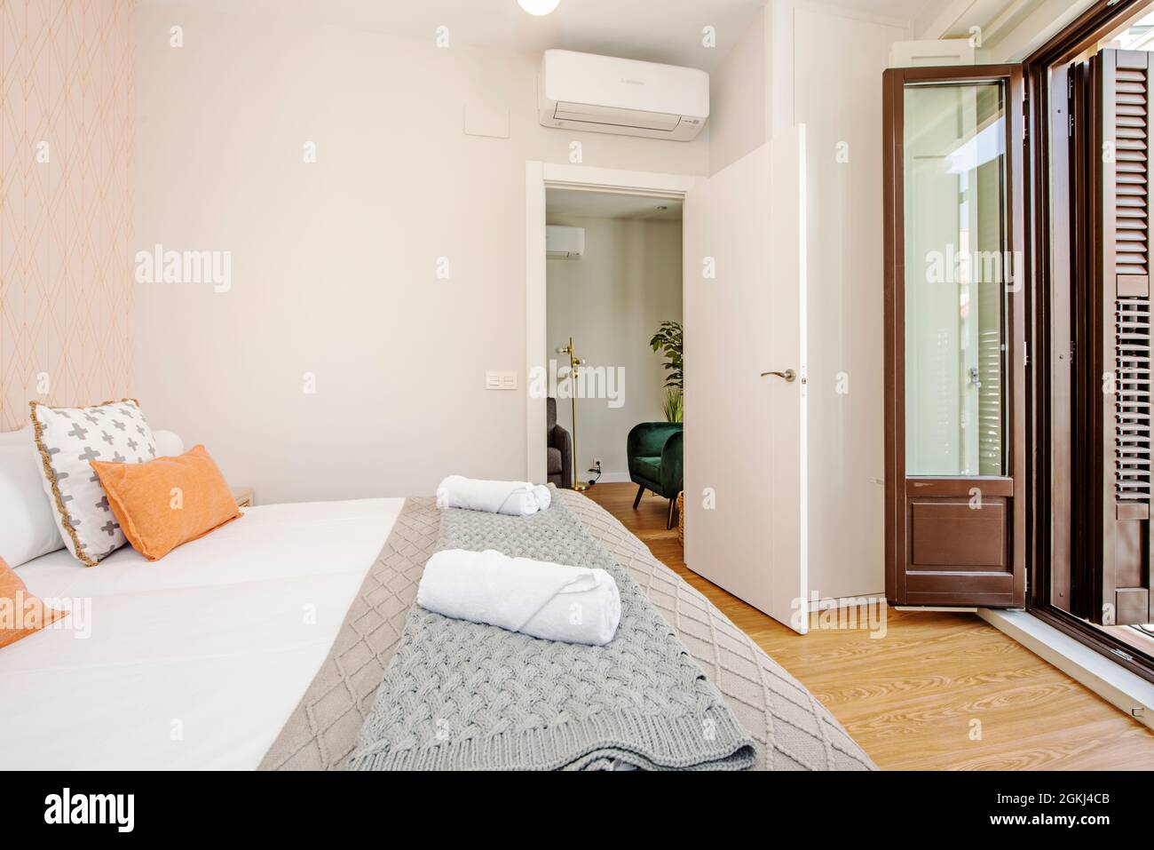 Lit king size dans la chambre avec balcon et climatisation dans un  appartement de location de vacances Photo Stock - Alamy