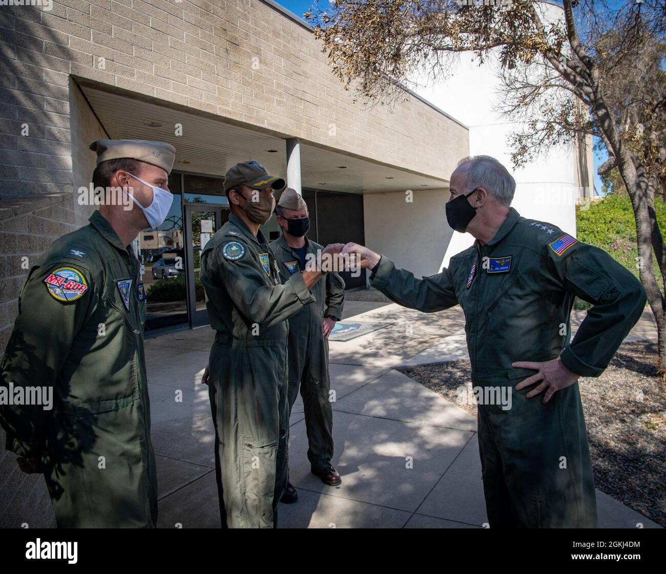 210429-N-EV253-1009 SAN DIEGO (AVRIL 29, 2021) – Vice-chef des opérations navales (VCNO), SMA. Bill Lescher est accueilli par le Capt Dewon Chaney, commodore, Fleet Logistics Multi-Mission Wing (au centre), le Capt Jeffrey Melody, commodore, Helicopter Maritime Strike Wing Pacific (à gauche) et le Capt Edward Weiler, commodore adjoint, Helicopter Sea combat Wing, U.S. Pacific Fleet (à droite) lors d'une visite à la base aérienne navale de l'Île-du-Nord (NASNI). VCNO a visité de nombreux commandements en Californie, notamment l'école de troisième cycle naval, le centre médical de la marine de San Diego, la guerre spéciale navale et les forces aériennes navales. Banque D'Images
