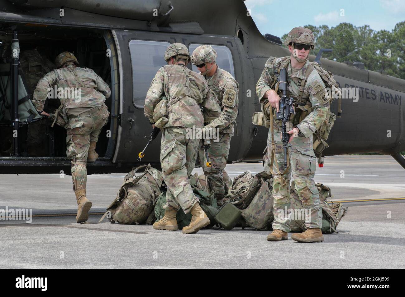 Les parachutistes de l'armée américaine affectés à l'équipe de combat de la 3e Brigade, 82e Division aéroportée, effectuent un entraînement à charge froide avec les équipages de conduite de la 82e Brigade de l'aviation de combat à fort Bragg, N.C., le 28 avril 2021. La formation leur a appris à charger en toute sécurité un UH-60 Blackhawk avec leur équipement, à décharger rapidement et à assurer la sécurité. La formation est en préparation pour leur participation à l'exercice Swift Response 21, un exercice aérien multinational impliquant 7,000 parachutistes de 10 nations, qui commence la série d'exercices DefenderEurope. Banque D'Images