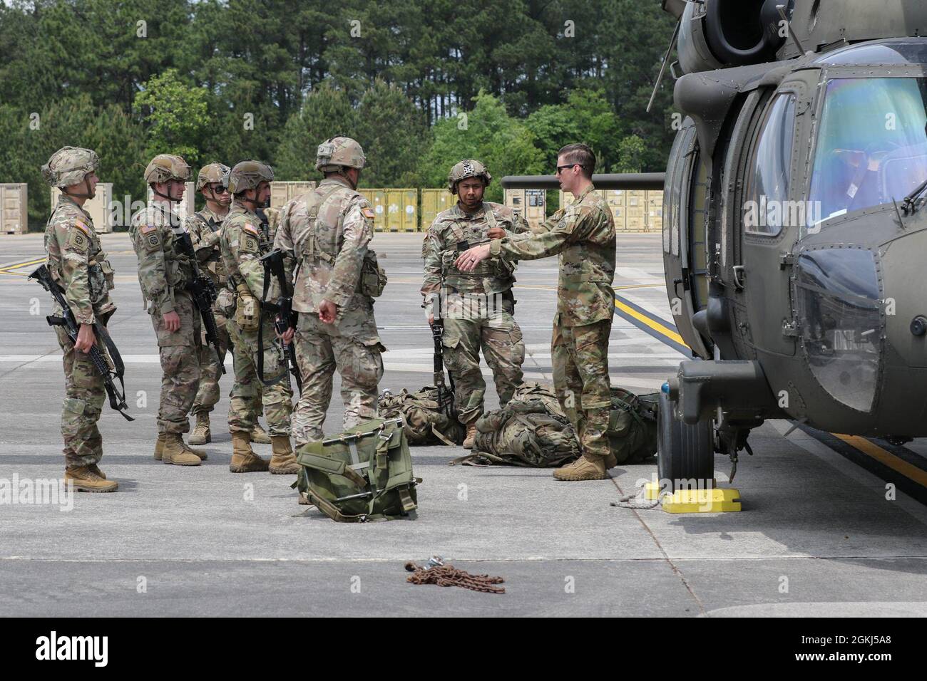 Les parachutistes de l'armée américaine affectés à la 3e Brigade combat Team, 82e Division aéroportée reçoivent des instructions pour l'entraînement à charge froide d'un membre de l'équipage de conduite de la 82e Brigade de l'aviation de combat sur fort Bragg, N.C., le 28 avril 2021. La formation leur a appris à charger en toute sécurité un UH-60 Blackhawk avec leur équipement, à décharger rapidement et à assurer la sécurité. La formation est en préparation pour leur participation à l'exercice Swift Response 21, un exercice aérien multinational impliquant 7,000 parachutistes de 10 nations, qui commence la série d'exercices DefenderEurope. Banque D'Images