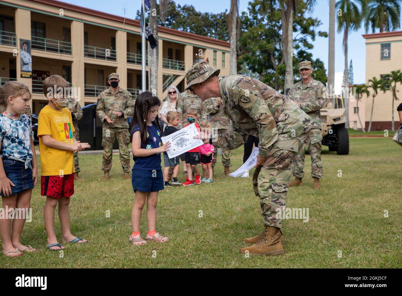 Le colonel Josh Bookout, équipe de combat de la 3e Brigade d'infanterie, commandant de la 25e Division d'infanterie, présente des certificats aux enfants de soldats affectés à sa brigade en les reconnaissant comme des Broncos honoraires pendant le mois de la brigade de la journée de l'enfant militaire à la caserne Schofield, à Hawaï, le 29 avril 2021. Banque D'Images