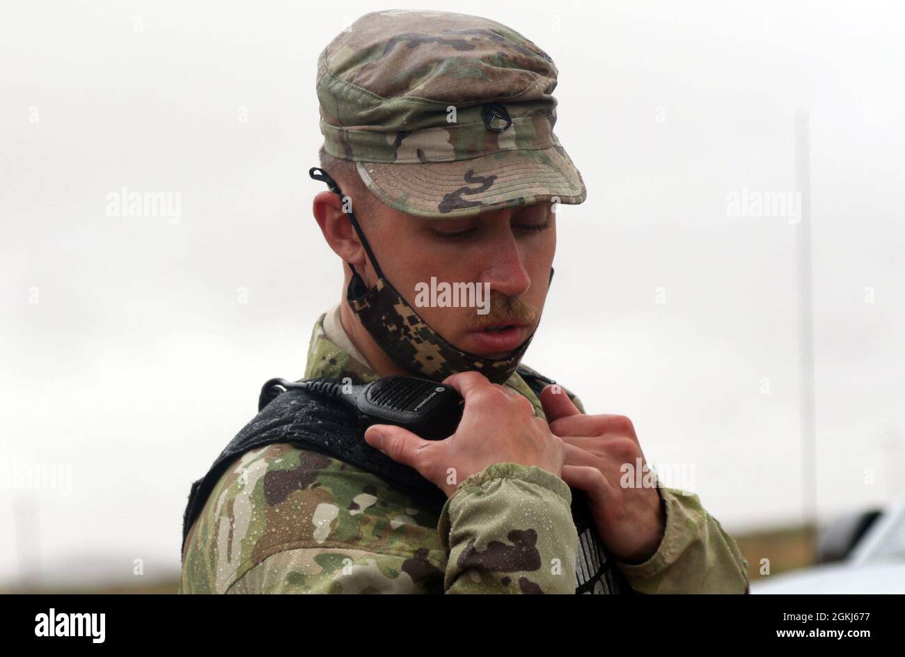 Un soldat affecté à la 1776e compagnie de police militaire, Garde nationale du Michigan, demande une aide au cours d'une formation d'application de la loi à McGregor Range, N.M., le 29 avril 2021. Observateur, entraîneur et entraîneurs affectés à la 5e Brigade blindée, première division de l'Armée de terre Ouest, Des soldats ont coaché avec le 1776e député sur la façon de gérer une situation suspecte hostile alors que le 5e AR BDE continue de collaborer avec les unités de la Garde nationale et de la Réserve dans toutes les branches militaires et des préparer à se déployer dans le sens de Harm et à retourner à leur famille par la suite. Banque D'Images