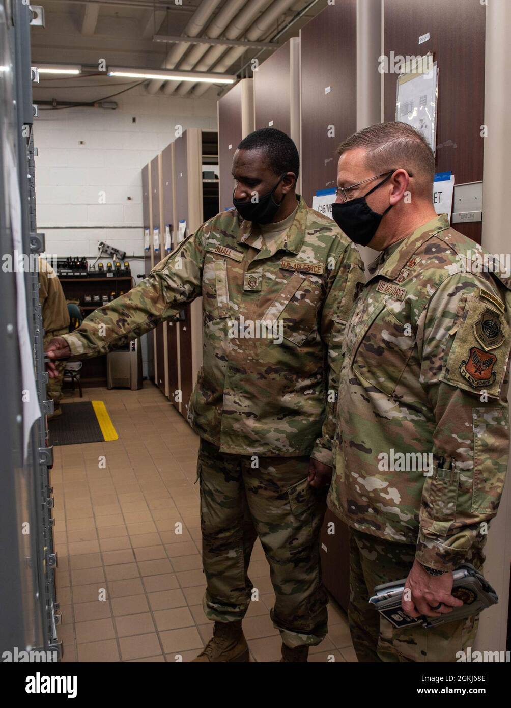 Bang. Le général Max Stitzer, adjoint spécial du chef de la Réserve de la Force aérienne et adjoint militaire de la Direction de l'intégration d'état-major, reçoit un exposé du Sgt. Lewis Small, officier non commandant en charge de la salle de la trousse à outils consolidée, 914e Escadron de maintenance d'aéronefs, lors d'une visite à la station de réserve aérienne de Niagara Falls, N.Y., le 29 avril 2021. Le général est en visite pour enseigner et encadrer les officiers et le personnel de production du Groupe de maintenance sur l'importance et l'utilisation des mesures de maintenance des aéronefs et leur utilisation pour développer le fle Banque D'Images