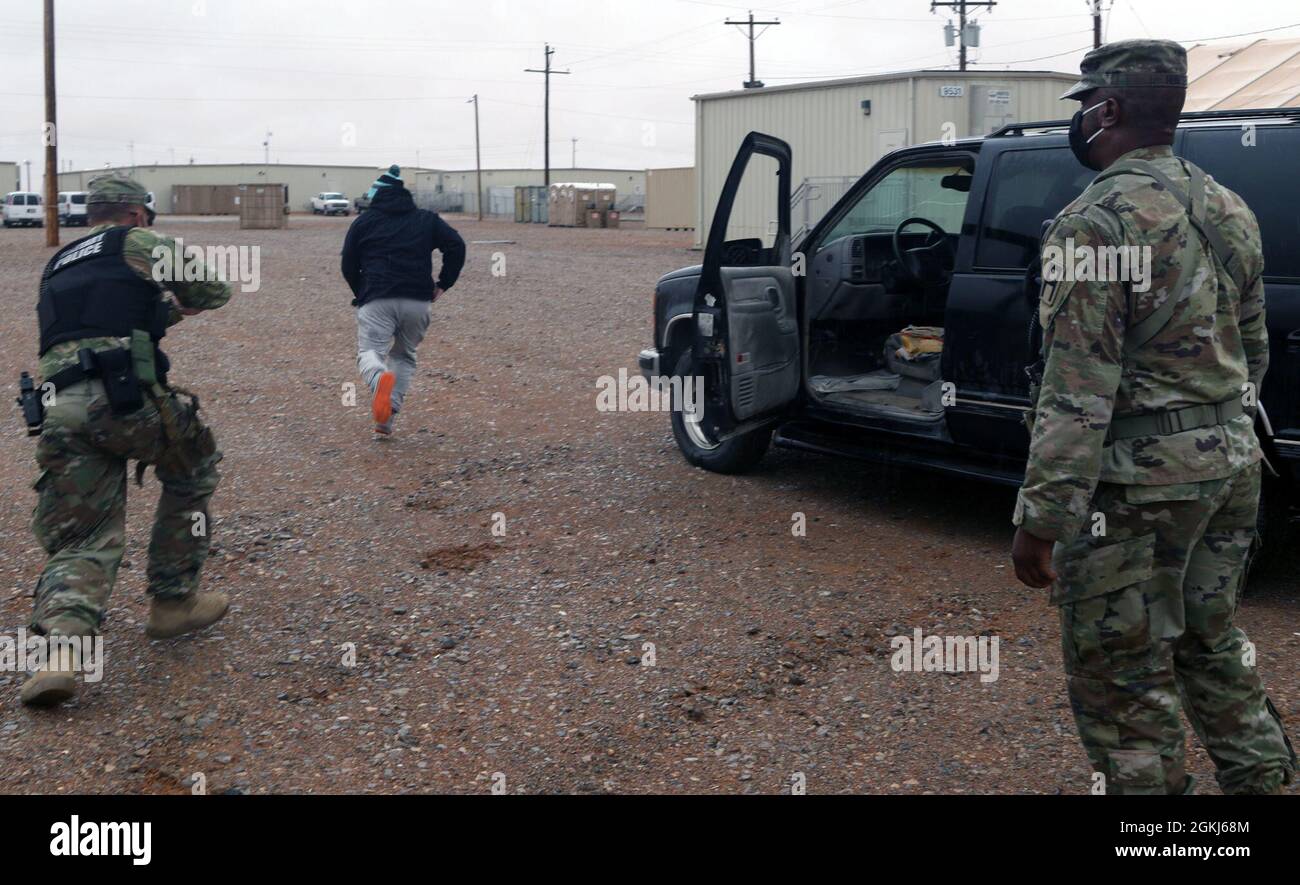 Un soldat affecté à la 1776e compagnie de police militaire, Garde nationale du Michigan, court après un suspect simulé au cours d'une formation d'application de la loi à McGregor Range, N.M., le 29 avril 2021. Observateur, entraîneur et entraîneurs affectés à la 5e Brigade blindée, première division de l'Armée de terre Ouest, Des soldats ont coaché avec le 1776e député sur la façon de gérer une situation suspecte hostile alors que le 5e AR BDE continue de collaborer avec les unités de la Garde nationale et de la Réserve dans toutes les branches militaires et des préparer à se déployer dans le sens de Harm et à retourner à leur famille par la suite. Banque D'Images