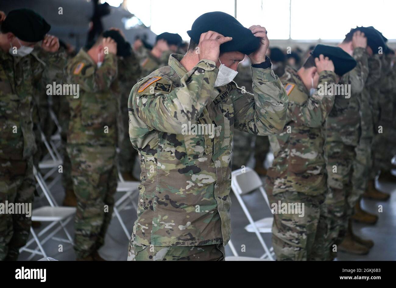 Les soldats affectés au centre et à l'école de guerre spéciale John F. Kennedy de l'armée américaine mettent leurs bérets verts pour la première fois lors d'une première formation régimentaire à fort Bragg, en Caroline du Nord le 29 avril 2021. La cérémonie a marqué l'achèvement du cours de qualification des forces spéciales où les soldats ont gagné l'honneur de porter le béret vert, le harnais officiel des forces spéciales. Banque D'Images