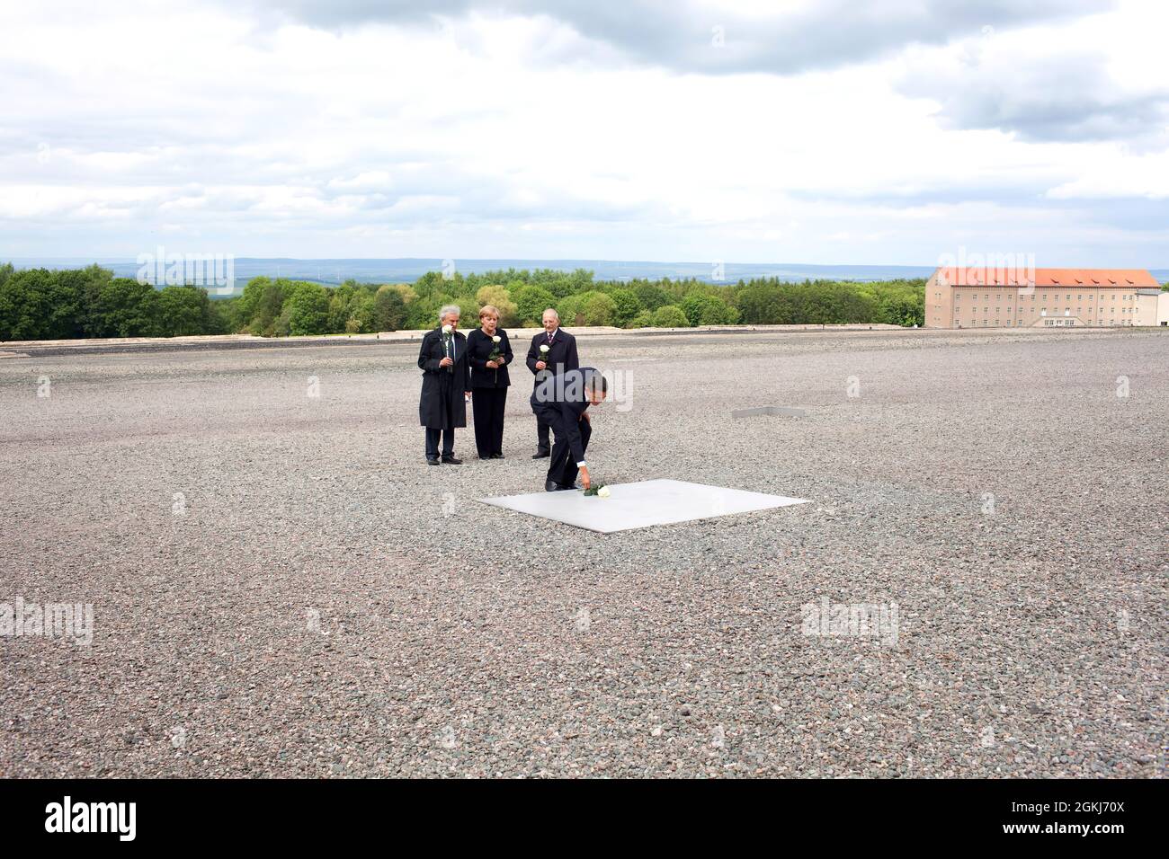 Le président Barack Obama, avec Elie Weisel, la survivante de l'Holocauste, la chancelière allemande Angela Merkel et Bertrand Herz, place une rose sur une plaque commémorative lors d'une visite dans l'ancien camp de concentration nazi de Buchenwald le 5 juin 2009. (Photo officielle de la Maison Blanche par Pete Souza) cette photo officielle de la Maison Blanche est mise à la disposition des organismes de presse pour publication et/ou pour impression personnelle par le(s) sujet(s) de la photo. La photographie ne peut être manipulée d'aucune manière ou utilisée dans des matériaux, des publicités, des produits ou des promotions qui, de quelque manière que ce soit, suggèrent l'approbation ou l'approbation de t Banque D'Images