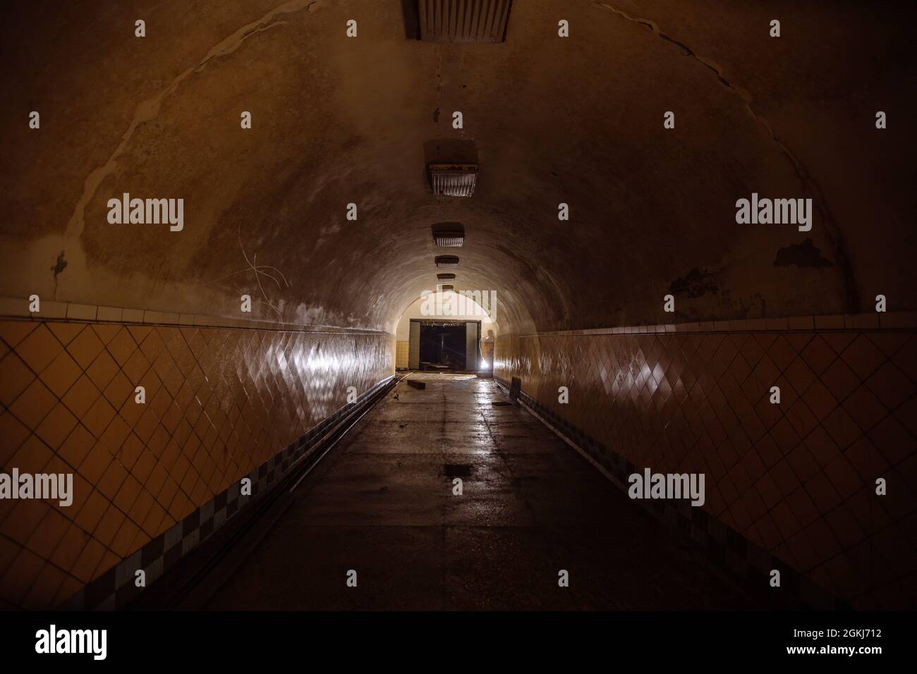 Station de métro abandonnée sombre et créepy. Banque D'Images