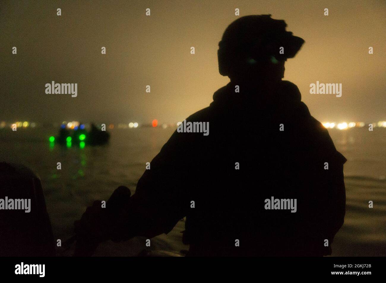 Caporal du corps des Marines des États-Unis Adam Elis avec le peloton de reconnaissance de la force (FRP), 31e unité expéditionnaire maritime (MEU), coxswains a combat Rubber Rirding Craft à Kin Blue, Okinawa, Japon, 29 avril 2021. FRP a effectué des répétitions de plongée pour maintenir la compétence et la monnaie comme plongeurs combattant. Le 31e MEU, le seul MEU en permanence déployé par les Marines, fournit une force flexible et mortelle prête à exécuter un large éventail d’opérations militaires en tant que première force de réponse aux crises dans la région Indo-Pacifique. Banque D'Images