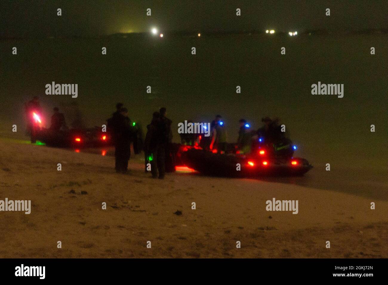 Marines des États-Unis avec peloton de reconnaissance de la force (FRP), 31e unité expéditionnaire maritime (MEU), démontez combat Rubber Raiding Crafts in Low Lighting à Kin Blue, Okinawa, Japon, 29 avril 2021. FRP a effectué des répétitions de plongée pour maintenir la compétence et la monnaie comme plongeurs combattant. Le 31e MEU, le seul MEU en permanence déployé par les Marines, fournit une force flexible et mortelle prête à exécuter un large éventail d’opérations militaires en tant que première force de réponse aux crises dans la région Indo-Pacifique. Banque D'Images