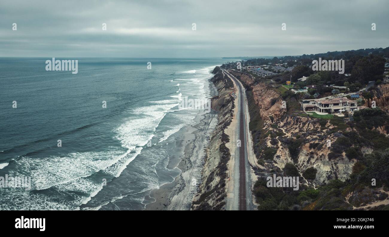 Vue aérienne des voies ferrées Amtrak sur la côte à Del Mar, en Californie Banque D'Images