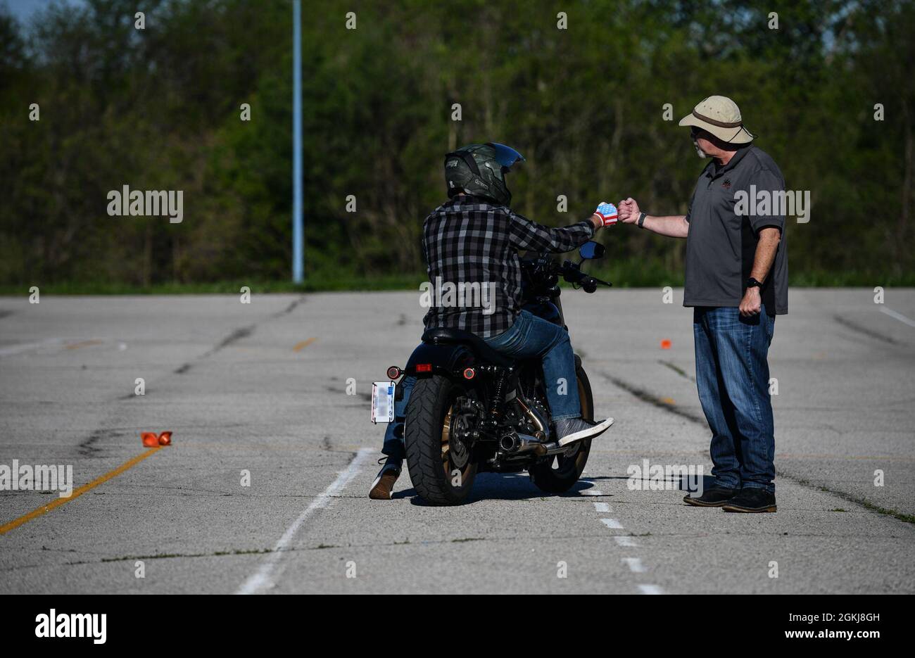 Les aviateurs pratiquent des techniques de moto sûres sur un parcours fermé  lors de la 509e Journée de la sécurité des motos de l'aile Bomb à  Warrensburg, Missouri, le 30 avril 2021.