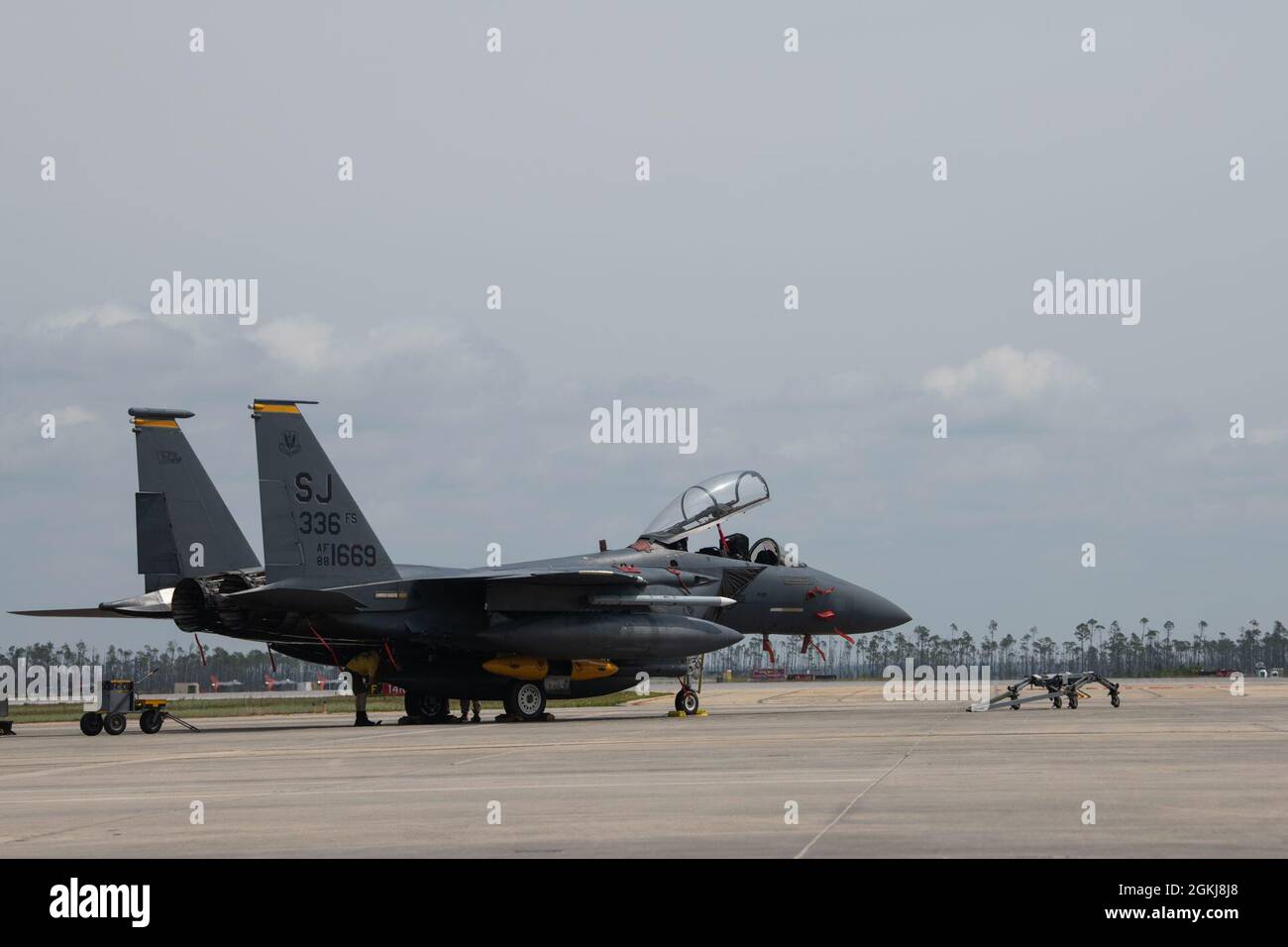 Les responsables de la Force aérienne des États-Unis affectés au 336e Escadron de chasse effectuent des vérifications post-vol sur un F-15E Strike Eagle à la base aérienne de Tyndall, en Floride, le 30 avril 2021. Les unités sont deux des quelque 10 unités et 20 appareils participant à la deuxième itération du DRAPEAU AGILE, hébergé à l'AFB de Tyndall. Banque D'Images