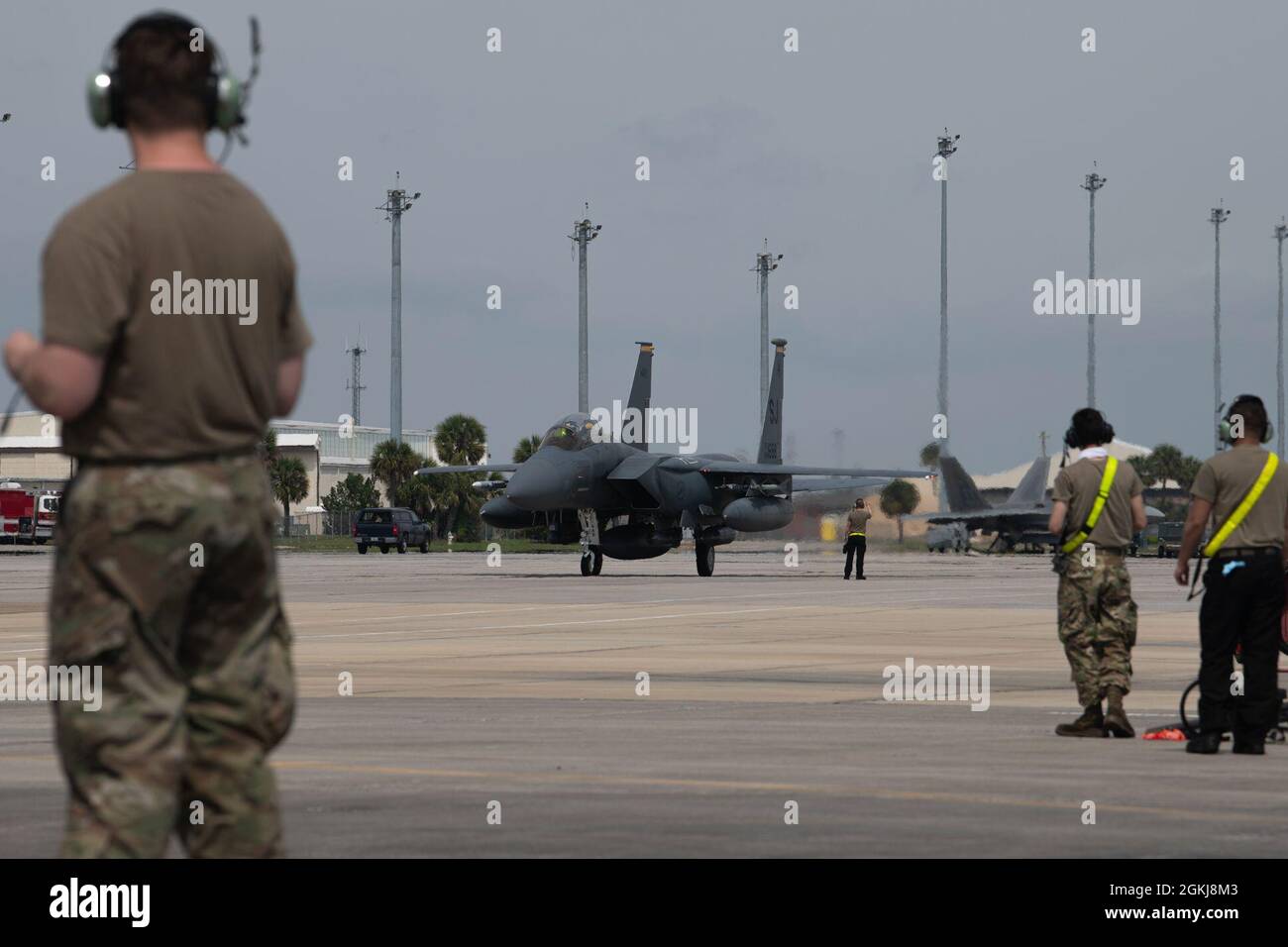 Les F-15E Strike Eagles, affectés à la 4e Escadre Fighter, arrivent pour LE DRAPEAU AGILE 21-2 à la base aérienne de Tyndall, en Floride, le 30 avril 2021. Environ 10 unités et 20 avions participent à la deuxième itération du DRAPEAU AGILE, qui se trouve à l'AFB de Tyndall. Banque D'Images