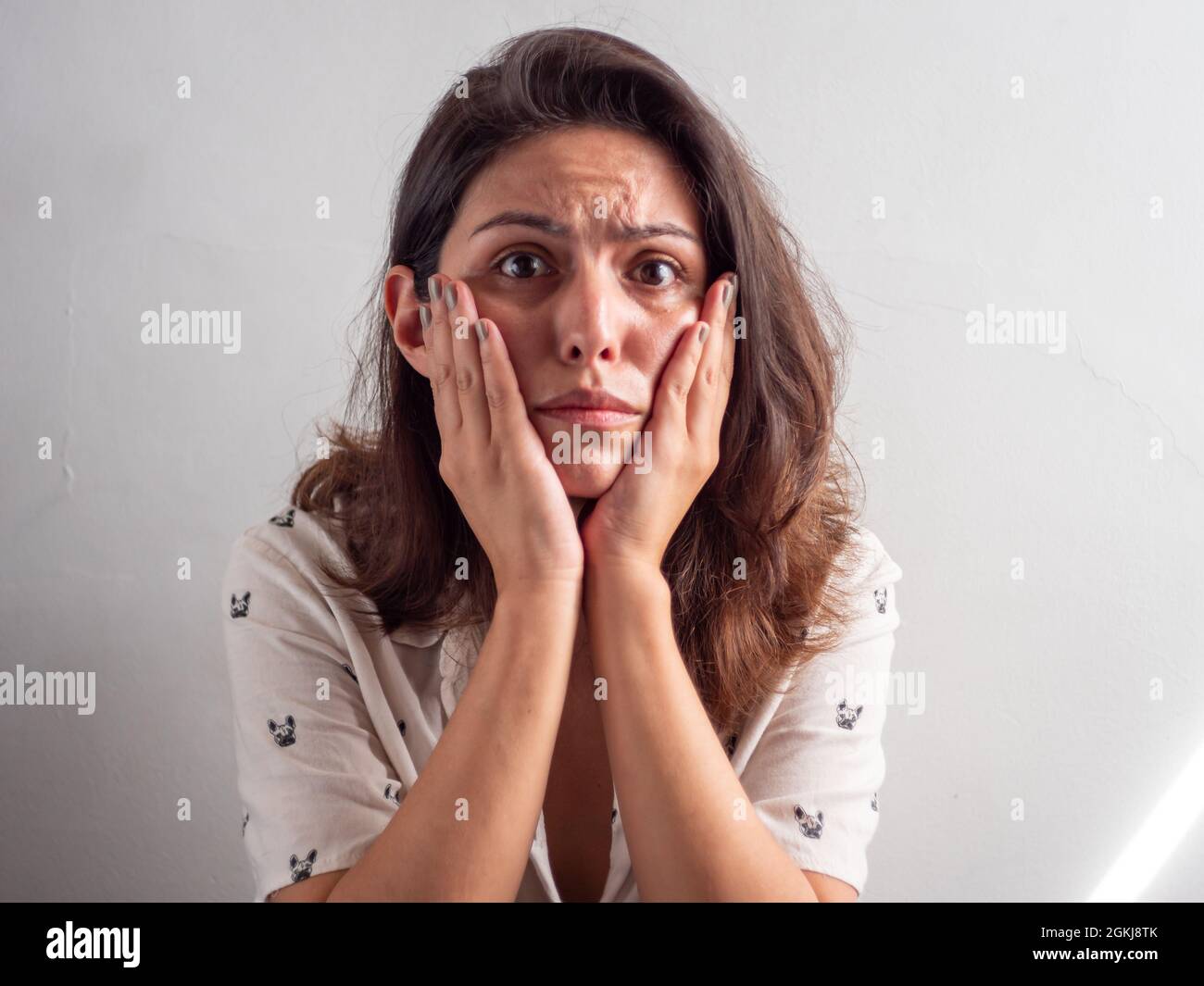 Jeune belle Brown cheveux femme péruvienne semble terrifiée et déprimée Banque D'Images