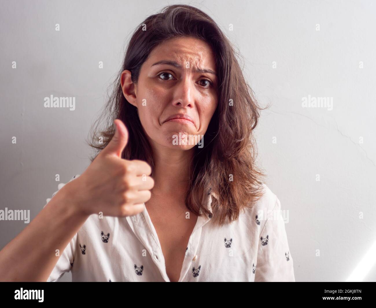 Jeune Handosme Brown cheveux femme péruvienne donne le célèbre 'pas mauvais' ou 'Upvoting' Obama look Banque D'Images