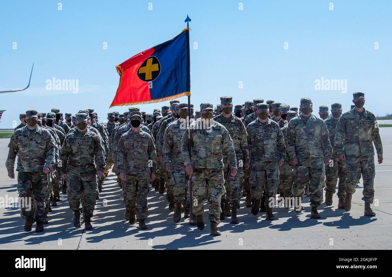 Environ 165 soldats de la Garde nationale de l’Illinois sont retournés en Illinois le 30 avril après un déploiement de 11 mois en Ukraine où l’unité a formé la « Task Force Illini » comme élément de commandement du joint multinational Training Group-Ukraine, Qui est responsable de la formation, des conseils et du mentorat du cadre ukrainien au Centre de formation au combat de Yavoriv, en Ukraine, afin d’améliorer la capacité de formation et les capacités de défense de l’Ukraine. Le siège social de la Compagnie de combat de la 33e Brigade d'infanterie s'est envolé dans l'aéroport Willard de Savoy, Illinois, où ils ont été accueillis par la famille. Banque D'Images