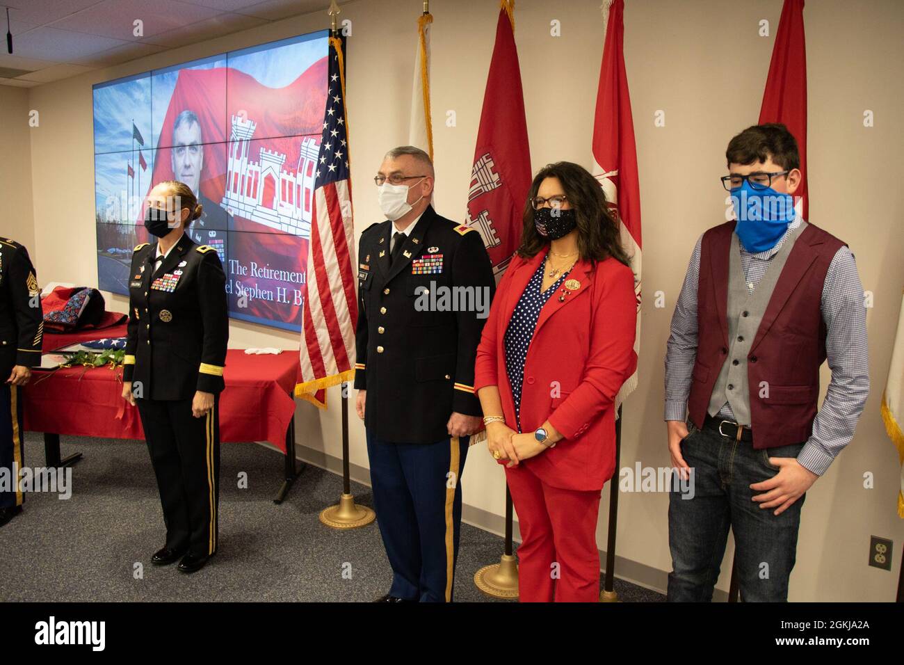 Le colonel Stephen Bales est accompagné de sa femme Hope et de leur fils Kaleb, à l'avant de la salle de conférence du corps des ingénieurs de l'armée américaine - Transatlantic Division Headquarters pour recevoir ses médailles, ses certificats, sa épinglette de retraite et un drapeau américain. LE COL Bales prend sa retraite après 30 ans de service en tant qu'officier du corps des ingénieurs de l'armée américaine. Il met fin à son service détiqué en tant que commandant adjoint de la division Transatlantic du corps des ingénieurs de l'armée américaine, dont le siège est à Winchester, en Virginie. Banque D'Images