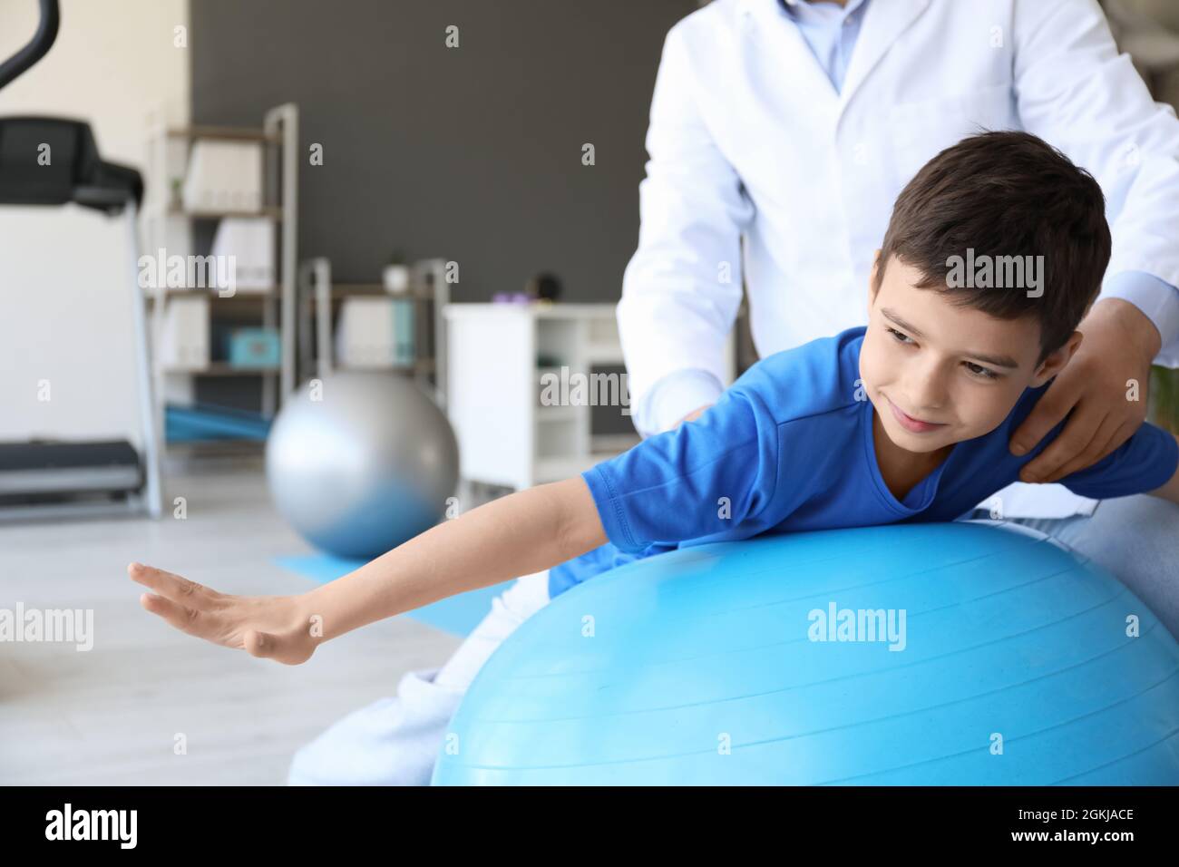 Physiothérapeute travaillant avec un garçon dans un centre de réadaptation Banque D'Images