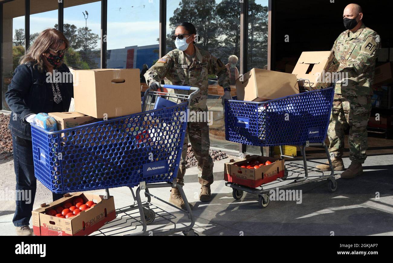 Les soldats affectés à la 5e Brigade blindée, première division de l'Armée de l'Ouest, distribuent des produits alimentaires frais dans des chariots de magasinage aux habitants d'El Paso pendant un service communautaire avec la banque alimentaire El Pasoans Fighting Hunger Food Bank à El Paso, Texas, le 30 avril 2021. La brigade des sapeurs a soutenu la mission de la banque alimentaire, qui est de lutter contre la crise de la faim dans la ville en distribuant des aliments nutritifs par l'intermédiaire de partenaires communautaires. Le 5e AR BDE continue de collaborer avec les unités de la Garde nationale et de la Réserve dans toutes les branches militaires et des préparer à se déployer dans la voie du mal et à retourner à leurs familles par la suite. Banque D'Images