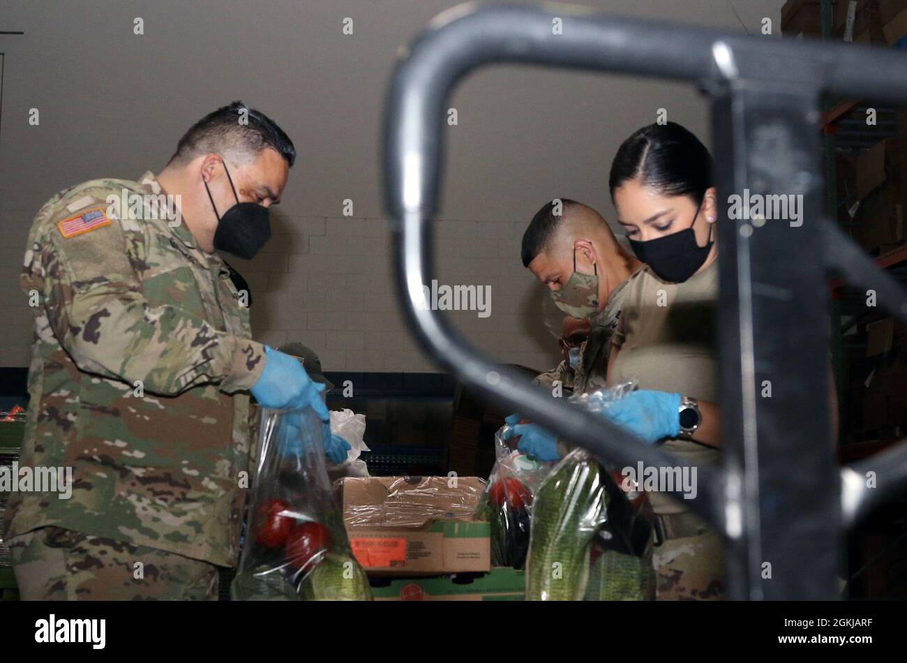 Les soldats affectés à la 5e Brigade blindée, première division de l'Armée de l'Ouest, emballez des produits alimentaires dans un sac lors d'un service communautaire avec la banque alimentaire El Pasoans Fighting Hunger Food Bank à El Paso, Texas, le 30 avril 2021. La brigade des sapeurs a soutenu la mission de la banque alimentaire, qui est de lutter contre la crise de la faim dans la ville en distribuant des aliments nutritifs par l'intermédiaire de partenaires communautaires. Le 5e AR BDE continue de collaborer avec les unités de la Garde nationale et de la Réserve dans toutes les branches militaires et des préparer à se déployer dans la voie du mal et à retourner à leurs familles par la suite. Banque D'Images