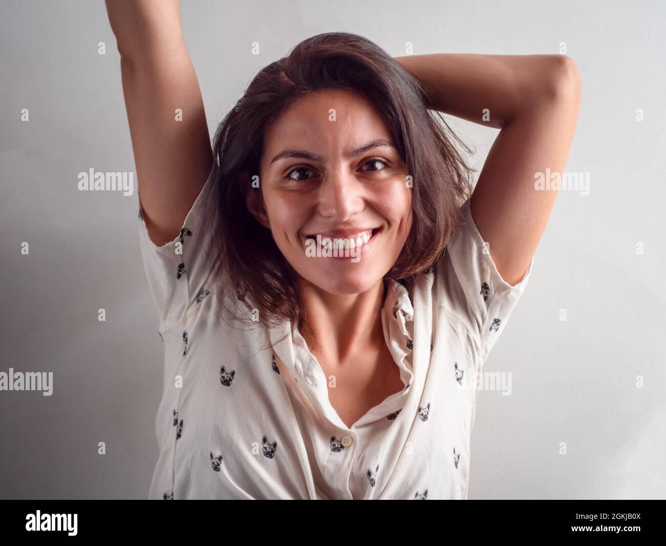 Jeune Beauté cheveux brun femme péruvienne semble heureuse avec ses bras vers le haut dans l'air Banque D'Images