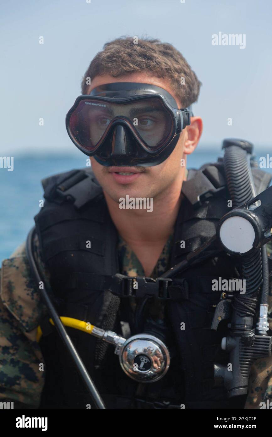 Caporal du corps des Marines des États-Unis Jack O’Brien, avec le peloton de reconnaissance de la Force (FRP), 31e unité expéditionnaire maritime (UMM), se prépare à descendre dans l’eau à Kin Blue, Okinawa (Japon), le 30 avril 2021. FRP a effectué des répétitions de plongée pour maintenir la compétence et la monnaie comme plongeurs combattant. Le 31e MEU, le seul MEU en permanence déployé par les Marines, fournit une force flexible et mortelle prête à exécuter un large éventail d’opérations militaires en tant que première force de réponse aux crises dans la région Indo-Pacifique. Banque D'Images