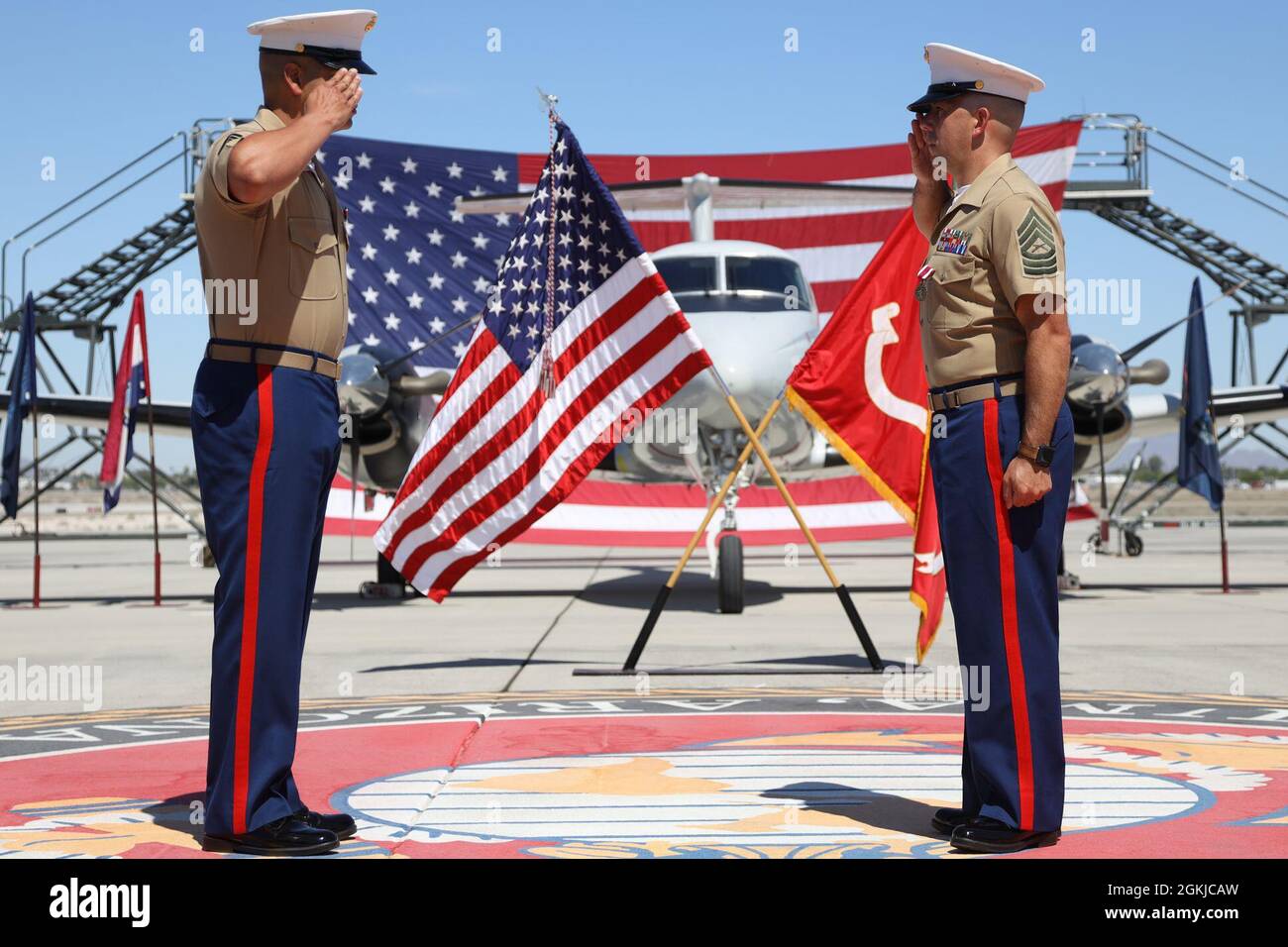 Sergent-chef du corps des Marines des États-Unis. Chris Medina (à droite) salue lors de sa cérémonie de retraite à la station aérienne du corps des Marines Yuma, le 30 avril 2021. La cérémonie a honoré la Médina de MSgt et le sacrifice qu'il a fait pendant qu'il servait dans le corps des Marines. Banque D'Images