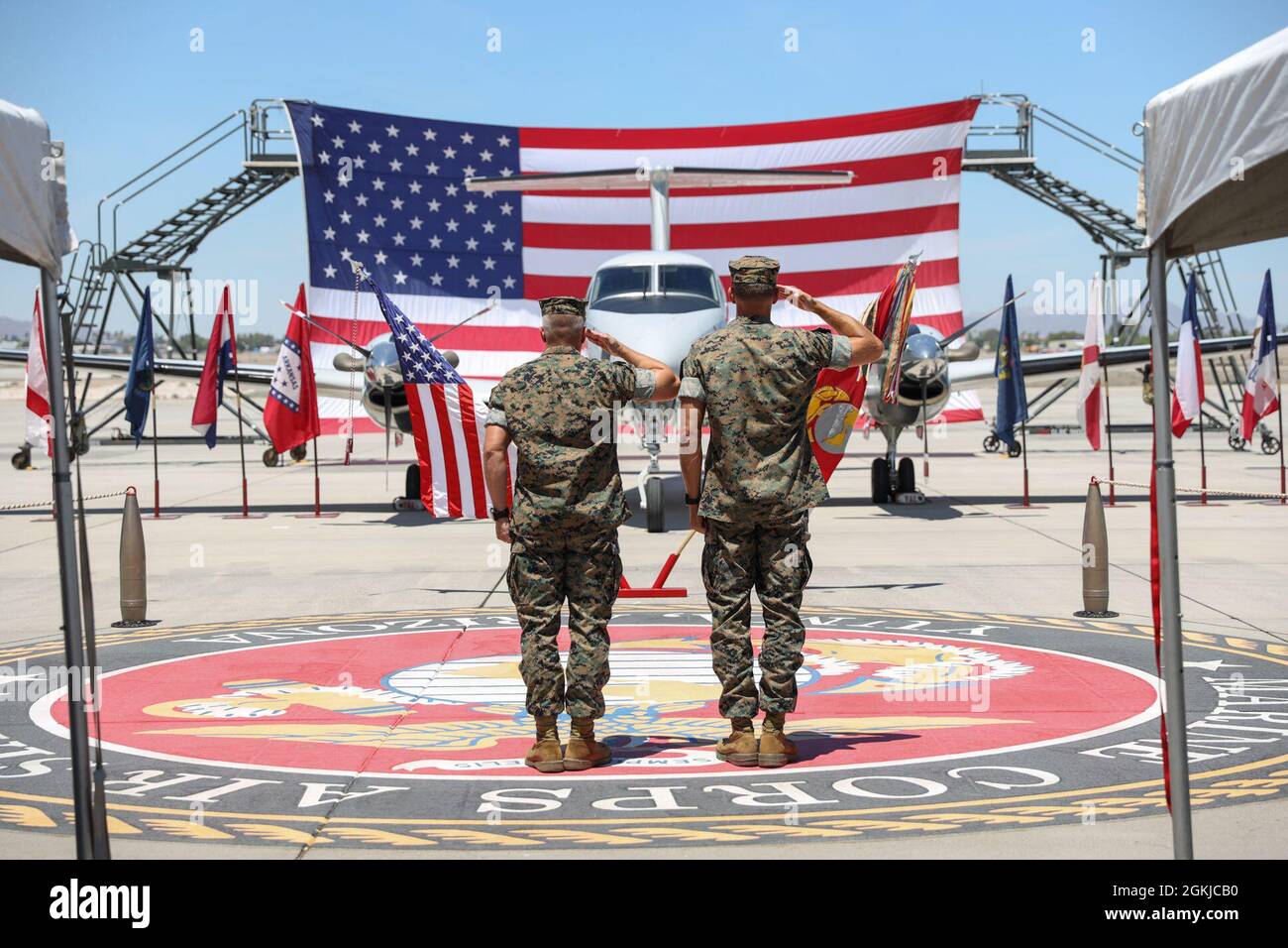 Le lieutenant-colonel Paxton (à droite) et le colonel Scott Koltick saluent les couleurs lors d'une cérémonie de retraite à la station aérienne du corps des Marines Yuma, le 30 avril 2021. La cérémonie a honoré le Lcol Paxton et le sacrifice qu'il a fait en servant dans le corps des Marines. Banque D'Images