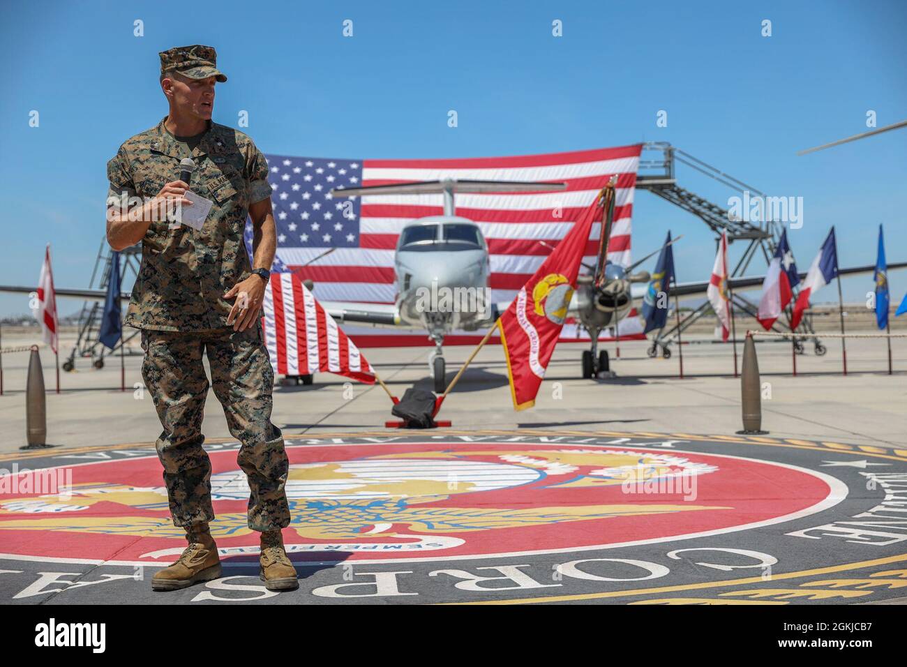 Le lieutenant-colonel Jim Paxton s'adresse au public lors d'une cérémonie de retraite à la station aérienne du corps des Marines Yuma, le 30 avril 2021. La cérémonie a honoré le Lcol Paxton et le sacrifice qu'il a fait en servant dans le corps des Marines. Banque D'Images