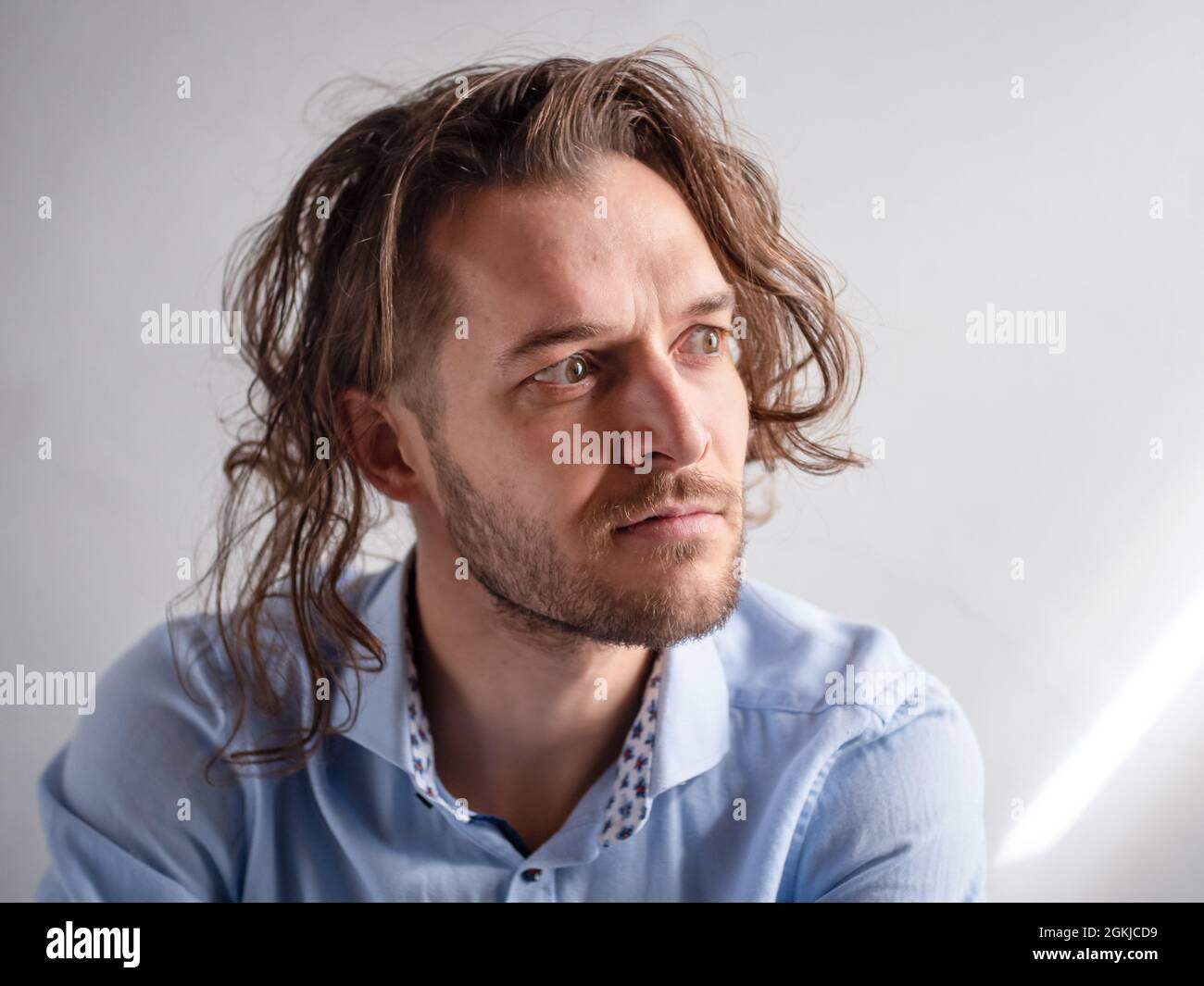 White Young Man donne un look étrange avec des poils gras Banque D'Images