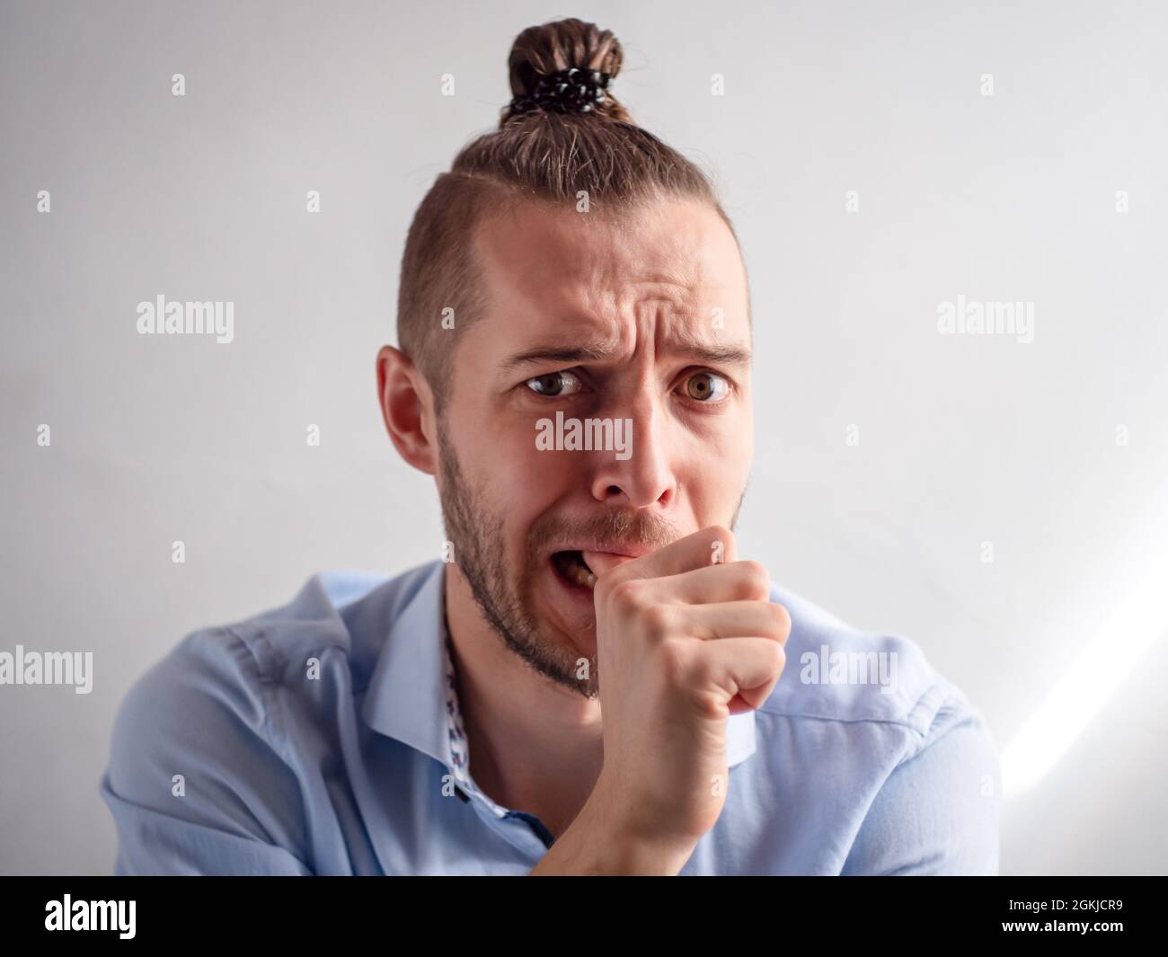 White Young Man semble triste, stressé et déprimé Banque D'Images