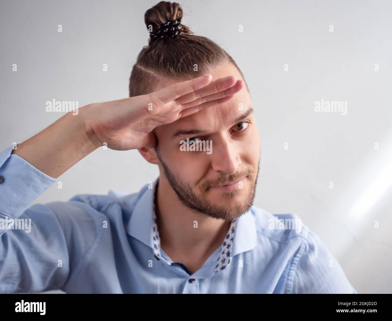 Le jeune homme blanc heureux donne une brute maladroite militaire Banque D'Images